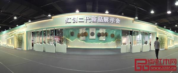 “红创二代”新品展示会集中体现了东阳年轻红木家具企业家们的创新思想和设计水平,成为参观者关注的焦点 “红创二代”新品展示会集中体现了东阳年轻红木家具企业家们的创新思想和设计水平,成为参观者关注的焦点