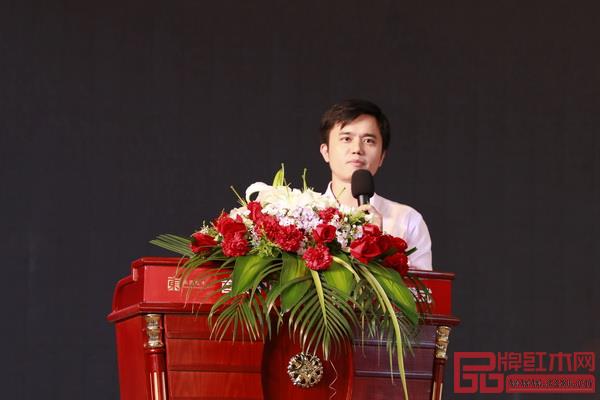 全联艺术红木家具专业委员会执行会长、腾讯家居红木频道总编林伟华进行《红木终端的全渠道营销》主题分享 全联艺术红木家具专业委员会执行会长、腾讯家居红木频道总编林伟华进行《红木终端的全渠道营销》主题分享