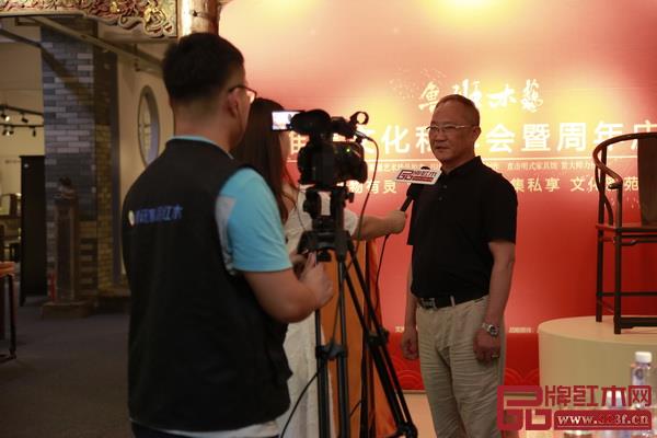 中国传统工艺大师、全联艺术红木家具专业委员会主席团主席、鲁班木艺董事长李爱金接受品牌红木和腾讯家居红木联合采访 中国传统工艺大师、全联艺术红木家具专业委员会主席团主席、鲁班木艺董事长李爱金接受品牌红木和腾讯家居红木联合采访