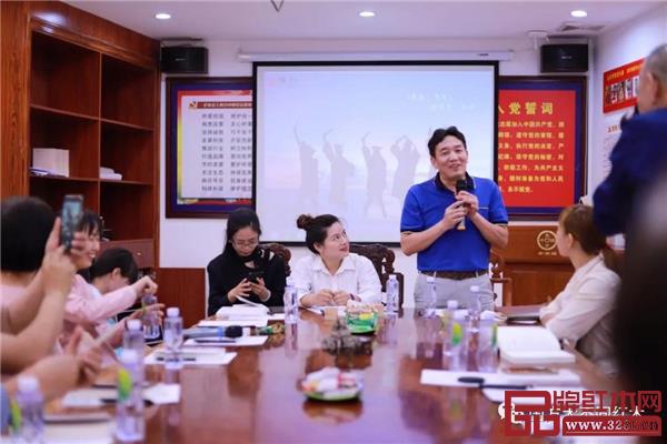 “五四百年”诗歌赏析会现场,大家畅所欲言 “五四百年”诗歌赏析会现场,大家畅所欲言