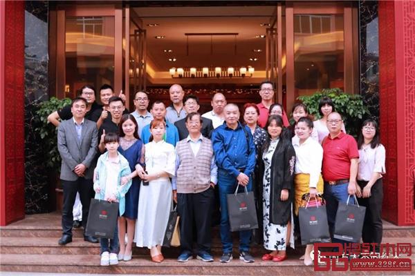 在场文友在国方家居门店前合影留念 在场文友在国方家居门店前合影留念