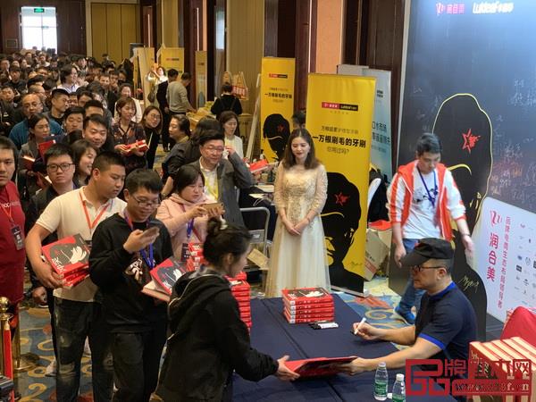 《冲突》签售会现场人气火爆 《冲突》签售会现场人气火爆