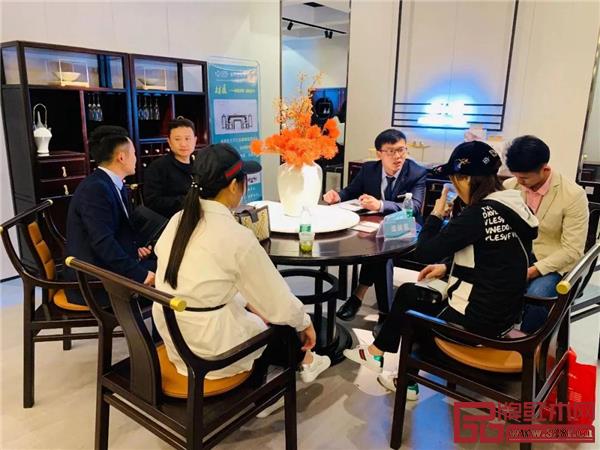 【卓阅】亮相1号新中式品牌馆,现场人流如织 【卓阅】亮相1号新中式品牌馆,现场人流如织