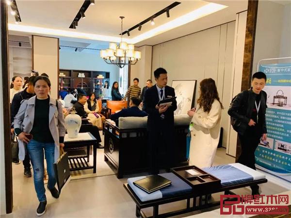 【卓阅】展馆内洽谈加盟的意向经销商络绎不绝 【卓阅】展馆内洽谈加盟的意向经销商络绎不绝
