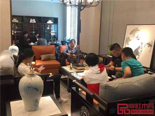 【卓阅】展馆内洽谈加盟的意向经销商络绎不绝 【卓阅】展馆内洽谈加盟的意向经销商络绎不绝