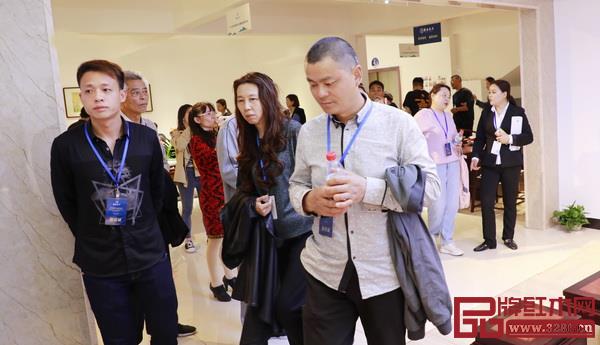 雅典红木经销商参观“印象东方”展厅 雅典红木经销商参观“印象东方”展厅
