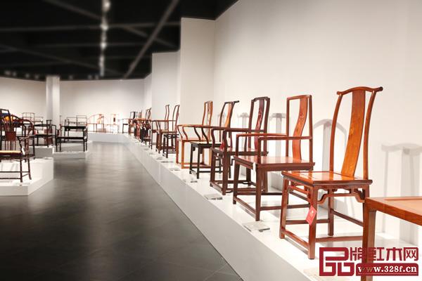 2017 年仙游红博会期间举行的“网红展”暨“中国人的一百把椅子——当代中国座椅作品展”(红桥红供图) 2017 年仙游红博会期间举行的“网红展”暨“中国人的一百把椅子——当代中国座椅作品展”(红桥红供图)