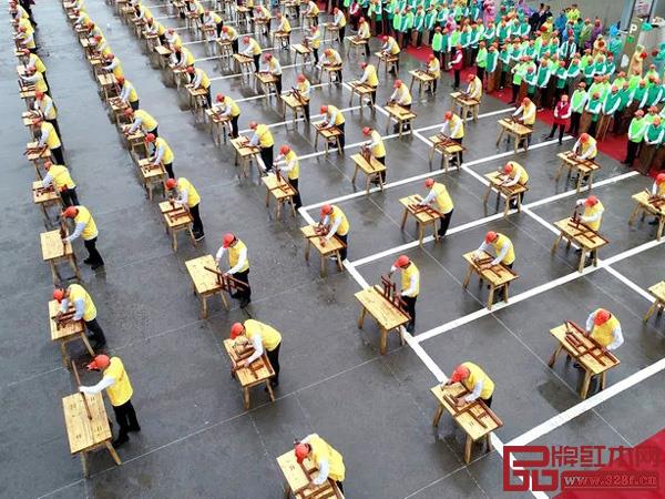 工匠方阵整齐划一的表演让人为之惊叹 工匠方阵整齐划一的表演让人为之惊叹