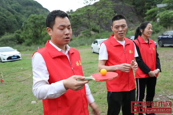 “爱心传递”环节考验的是团队间的协作能力