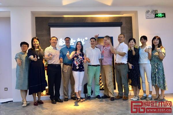 美国客人在红古轩合影留念 美国客人在红古轩合影留念