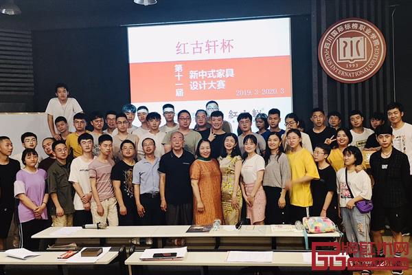 第十一届“红古轩杯”组委会成员红木家具技术专家曹新民先生(前排左八)、红古轩营销总监杨晶女士(前排右七)与到场师生合影 第十一届“红古轩杯”组委会成员红木家具技术专家曹新民先生(前排左八)、红古轩营销总监杨晶女士(前排右七)与到场师生合影