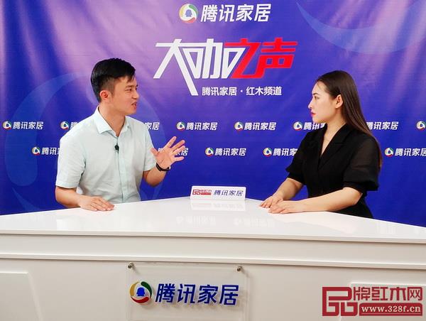 全联艺术红木家具专业委员会执行会长、弘木传媒CEO林伟华(左)就第三届新中式红木展进行发声 全联艺术红木家具专业委员会执行会长、弘木传媒CEO林伟华(左)就第三届新中式红木展进行发声