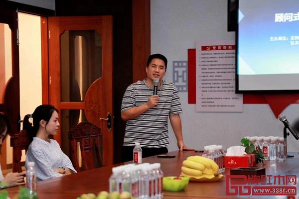 东阳市亚博体育下载苹果家具行业协会青年企业家委员会主任、双洋亚博体育下载苹果董事长、简悟家居创始人王海洋发言 东阳市亚博体育下载苹果家具行业协会青年企业家委员会主任、双洋亚博体育下载苹果董事长、简悟家居创始人王海洋发言