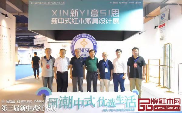 2019“匠心中式”红木家具精品评选专家评审合影 2019“匠心中式”红木家具精品评选专家评审合影