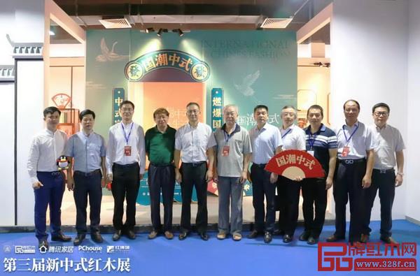 领导专家在“国潮中式”留影区合影 领导专家在“国潮中式”留影区合影