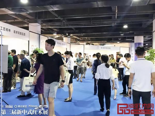 第三届新中式红木展备受关注,开幕当日十分热闹 第三届新中式红木展备受关注,开幕当日十分热闹
