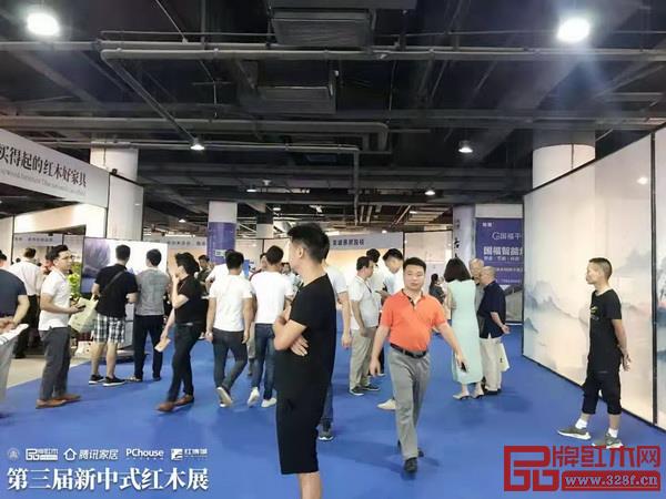 第三届新中式红木展备受关注,开幕当日十分热闹 第三届新中式红木展备受关注,开幕当日十分热闹