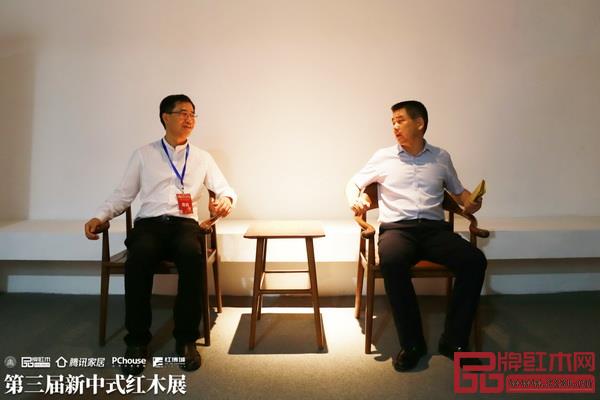 贺修虎(右一)参观“新意思”新中式红木家具设计展展区 贺修虎(右一)参观“新意思”新中式红木家具设计展展区