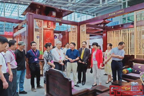 国方家居深圳展展馆吸引了大批专家领导、专家买家和红木爱好者进馆参观品鉴