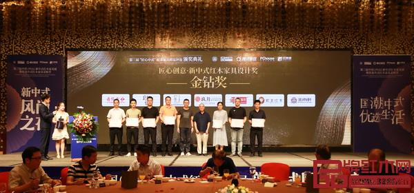 水雨軒代表（右一）上臺領獎，由中國新中式文化研究院院長胡景初（右四）為其頒獎