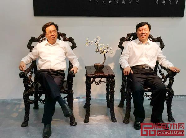 深圳市委常委、宣传部部长李小甘(左)和哈尔滨市委常委、统战部部长梁野 深圳市委常委、宣传部部长李小甘(左)和哈尔滨市委常委、统战部部长梁野