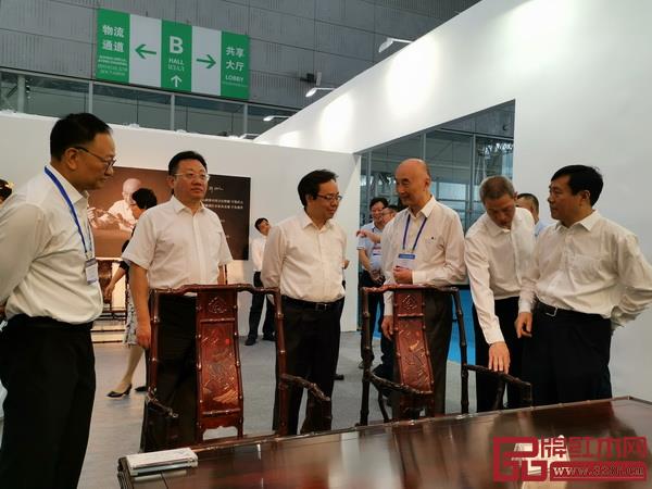 泰和园《梅兰竹菊》系列紫檀家具亮相第二届东北亚文化艺术博览会 泰和园《梅兰竹菊》系列紫檀家具亮相第二届东北亚文化艺术博览会