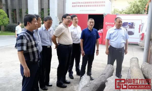 中国品牌建设促进会理事长、原国家质检总局副局长刘平均一行深入走访了鲁艺集团、三福等仙作企业 中国品牌建设促进会理事长、原国家质检总局副局长刘平均一行深入走访了鲁艺集团、三福等仙作企业
