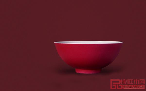 胭脂红 娇嫩羞涩 源自荷兰人发明、雍正钟情的胭脂釉,因烧制难度大,每件成色独一无二,故可呈现为粉红、胭脂红、胭脂水、胭脂紫等。初称“西洋红”,后由于颇似妇女使用的胭脂色故名“胭脂釉”。 适合:娇嫩羞涩,朱颜微醉的感觉 胭脂红 娇嫩羞涩 源自荷兰人发明、雍正钟情的胭脂釉,因烧制难度大,每件成色独一无二,故可呈现为粉红、胭脂红、胭脂水、胭脂紫等。初称“西洋红”,后由于颇似妇女使用的胭脂色故名“胭脂釉”。 适合:娇嫩羞涩,朱颜微醉的感觉