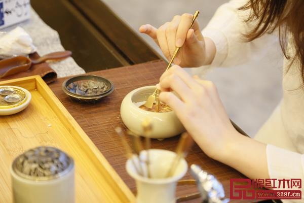 学员们还一起跟着茶艺师和香道师学习茶艺和香道 学员们还一起跟着茶艺师和香道师学习茶艺和香道