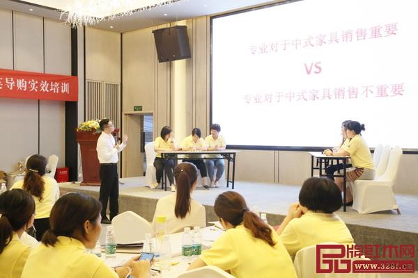 正反双方学员以“专业对于家具销售的重要性”为主题展开头脑风暴 正反双方学员以“专业对于家具销售的重要性”为主题展开头脑风暴