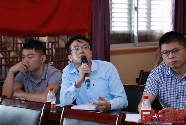 分享会现场,林伟华会长与参会人员就红木家具品牌营销的相关问题进行讨论交流 分享会现场,林伟华会长与参会人员就红木家具品牌营销的相关问题进行讨论交流