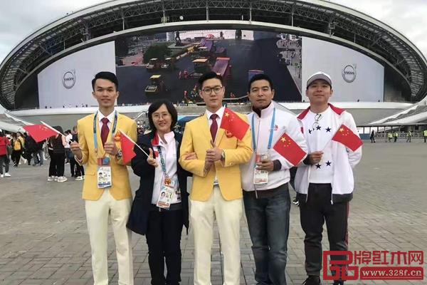 翟梓曦(右三)与导师、队友在比赛现场合影留念 翟梓曦(右三)与导师、队友在比赛现场合影留念