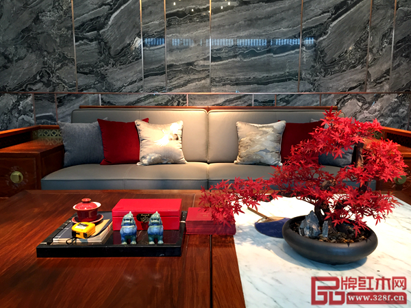 雄业·本木上造沙发运用红色做为点缀 将新中式人文生活与东方情怀完美结合