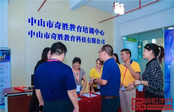 参加红圈圈商学院成立大会的人士陆续签到 参加红圈圈商学院成立大会的人士陆续签到