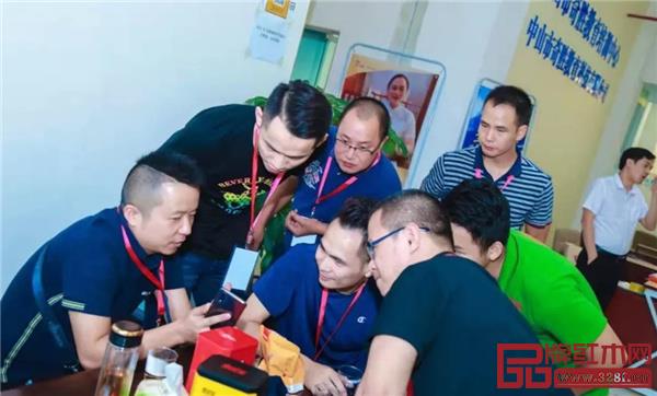 学员们研究红圈圈小程序 学员们研究红圈圈小程序
