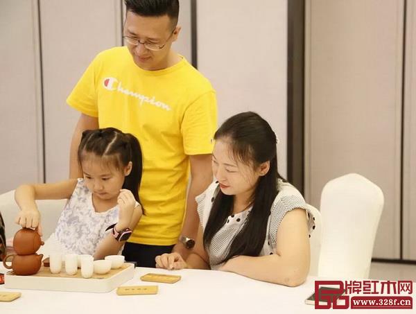 戴为红木“修身型家庭欢聚日”活动，让孩子和家长受到中式文化的熏陶，爱上中国传统文化