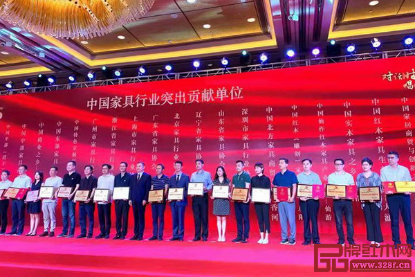 在中国家具协会成立30周年暨中国国际家具展览会25周年庆典上,表彰了一批红木家具行业表现卓越、突出、优秀的单位与个人 在中国家具协会成立30周年暨中国国际家具展览会25周年庆典上,表彰了一批红木家具行业表现卓越、突出、优秀的单位与个人