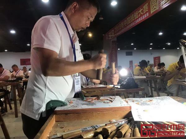 参赛选手正在认真雕刻 参赛选手正在认真雕刻