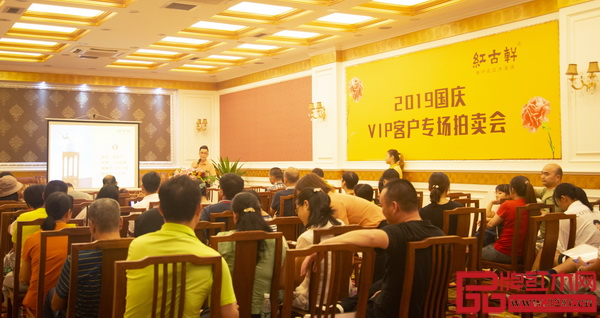 红古轩红木家具“2019国庆VIP专场拍卖会”现场人头攒动，红木爱好者拍卖热情高涨