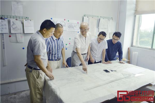 邵湘文大师(中)与设计团队对梅花椅的设计反复推敲 邵湘文大师(中)与设计团队对梅花椅的设计反复推敲