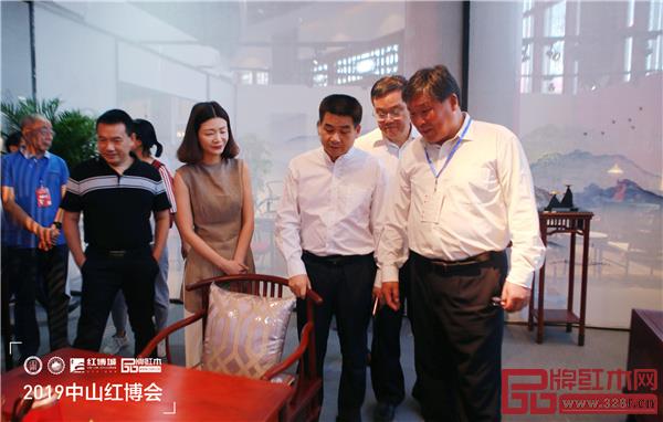 宋维明(右一)参观2019中山红博会参展展商产品 宋维明(右一)参观2019中山红博会参展展商产品