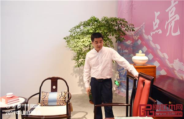 贺修虎参观2019中山红博会参展展商产品