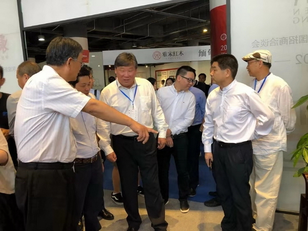 中国林业产业联合会副会长、北京林业大学原校长宋维明(左三)对东成红木的展出作品赞誉有加 中国林业产业联合会副会长、北京林业大学原校长宋维明(左三)对东成红木的展出作品赞誉有加