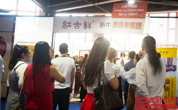 红古轩展馆人气火爆,“云龙”系列以时尚的设计、精湛的品质引爆全场 红古轩展馆人气火爆,“云龙”系列以时尚的设计、精湛的品质引爆全场