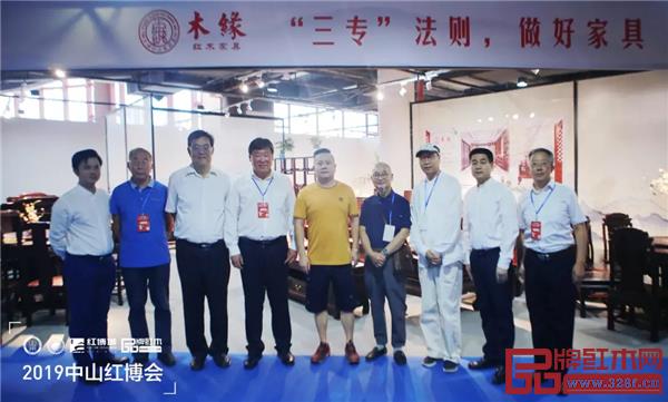 木缘红木 中国林业产业联合会副会长宋维明(左四)、国家林业和草原局森林资源管理司原副司长、国有林场GEF国家项目执行办公室技术顾问张松丹(左三)、中山市大涌镇镇长贺修虎(右二)、中国高等教育家具设计专业创始人胡景初(右四)、中国红木家具技术专家曹新民(左二)、教育部教学改革示范专业“家具设计与制造”专业带头人彭亮(右三)、华南农业大学博士生导师李凯夫(右一)、全联艺术红木家具专业委员会执行会长林伟华(左一)与木缘红木董事长汪辉(左五)在木缘红木展位前合影留念 木缘红木 中国林业产业联合会副会长宋维明(左四)、国家林业和草原局森林资源管理司原副司长、国有林场GEF国家项目执行办公室技术顾问张松丹(左三)、中山市大涌镇镇长贺修虎(右二)、中国高等教育家具设计专业创始人胡景初(右四)、中国红木家具技术专家曹新民(左二)、教育部教学改革示范专业“家具设计与制造”专业带头人彭亮(右三)、华南农业大学博士生导师李凯夫(右一)、全联艺术红木家具专业委员会执行会长林伟华(左一)与木缘红木董事长汪辉(左五)在木缘红木展位前合影留念
