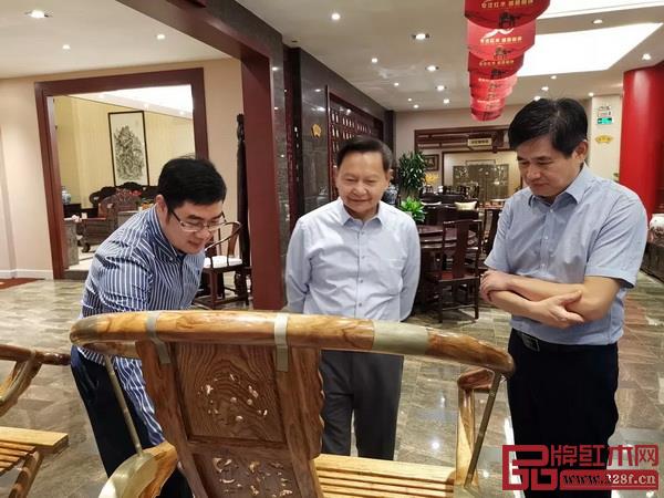 张崇和会长对红木家具文化和历史表现出了浓厚的兴趣 张崇和会长对红木家具文化和历史表现出了浓厚的兴趣