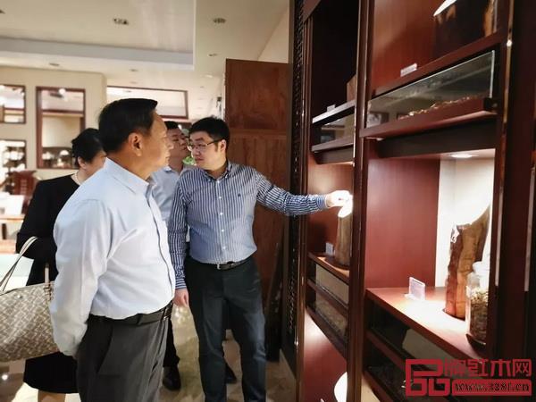 在红木保健区,张崇和会长对东成红木在产业带动性方面起到的积极作用表示了赞许 在红木保健区,张崇和会长对东成红木在产业带动性方面起到的积极作用表示了赞许