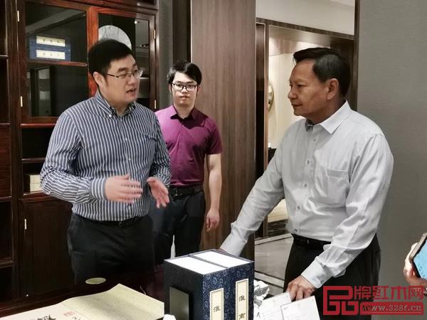 东成红木副总经理张奕海、营销中心总经理曾东阳为张崇和会长一行全面详细地讲解了大涌红木产业和东成红木的发展现状 东成红木副总经理张奕海、营销中心总经理曾东阳为张崇和会长一行全面详细地讲解了大涌红木产业和东成红木的发展现状