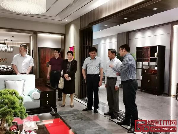 张崇和会长一行参观了东成·文宋系列样板展厅,对东成红木在产品设计研发方面取得的成绩表示了赞赏 张崇和会长一行参观了东成·文宋系列样板展厅,对东成红木在产品设计研发方面取得的成绩表示了赞赏