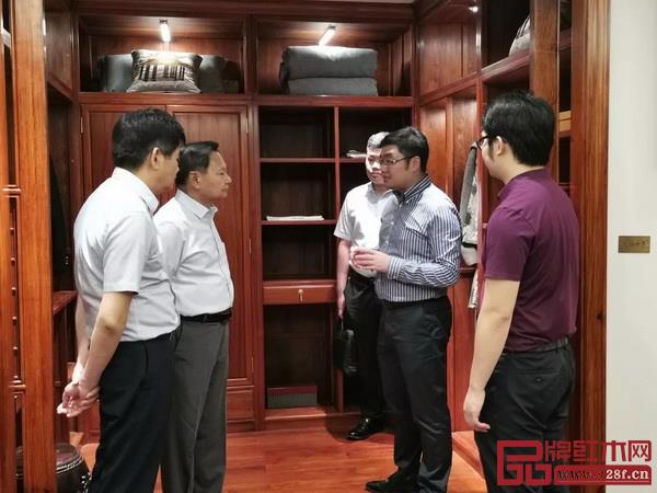 在全屋定制展区内,张崇和会长认真倾听了东成红木在全屋定制方面的服务体系 在全屋定制展区内,张崇和会长认真倾听了东成红木在全屋定制方面的服务体系
